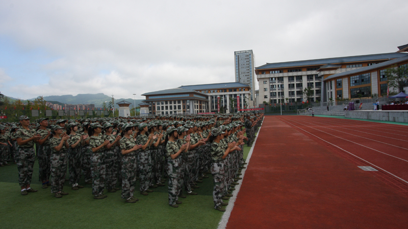 四川省达川中学举行高2021级新生军训结训(图1)