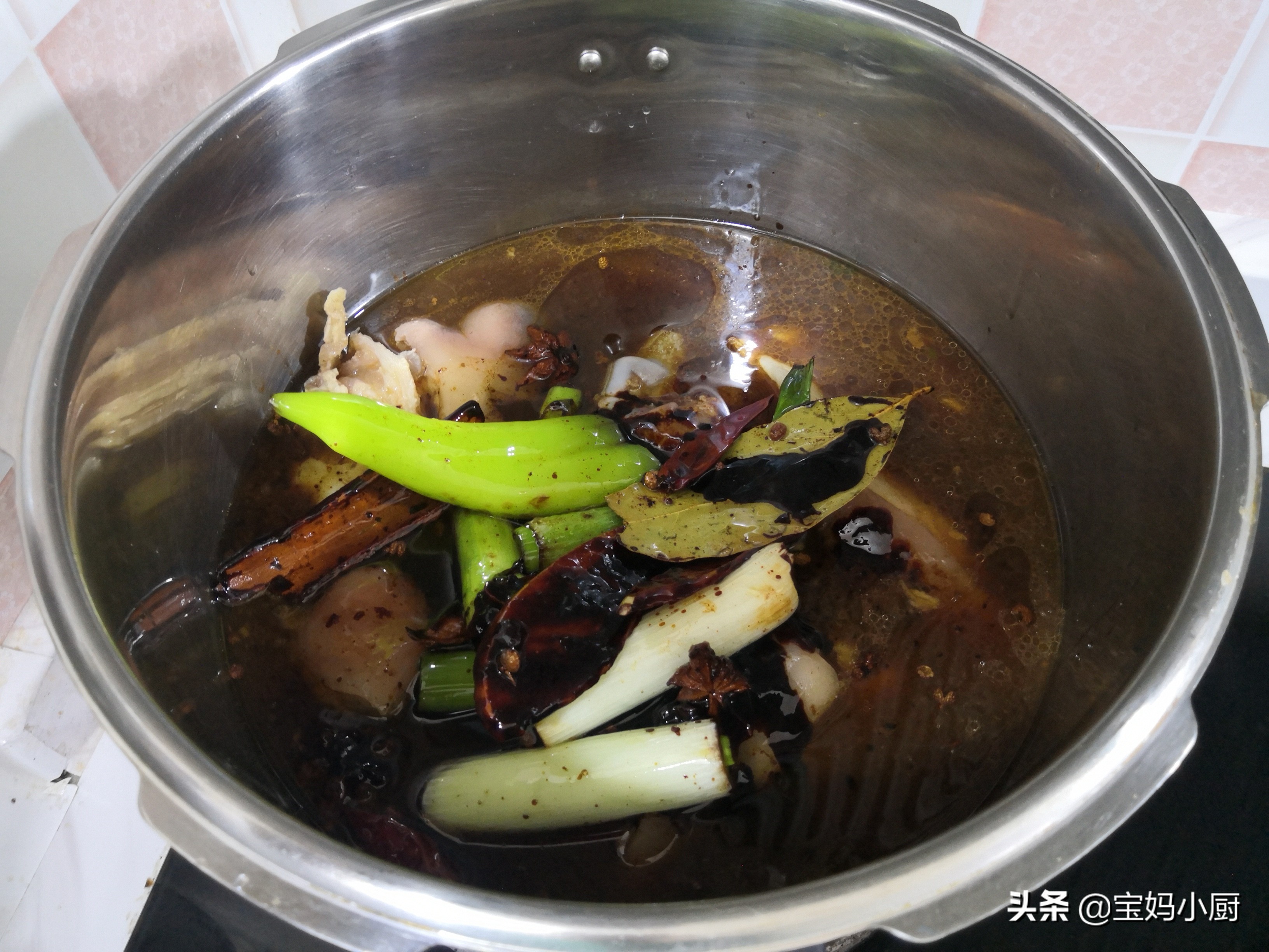 自打学会酱骨头这做法，每周都得做一盆，不到一百块，实惠管饱
