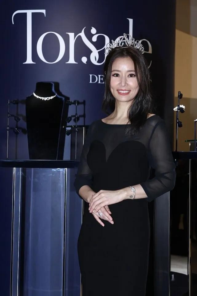 林心如终于复工，穿小黑裙出镜真时尚，全程捧腹疑似身怀二胎