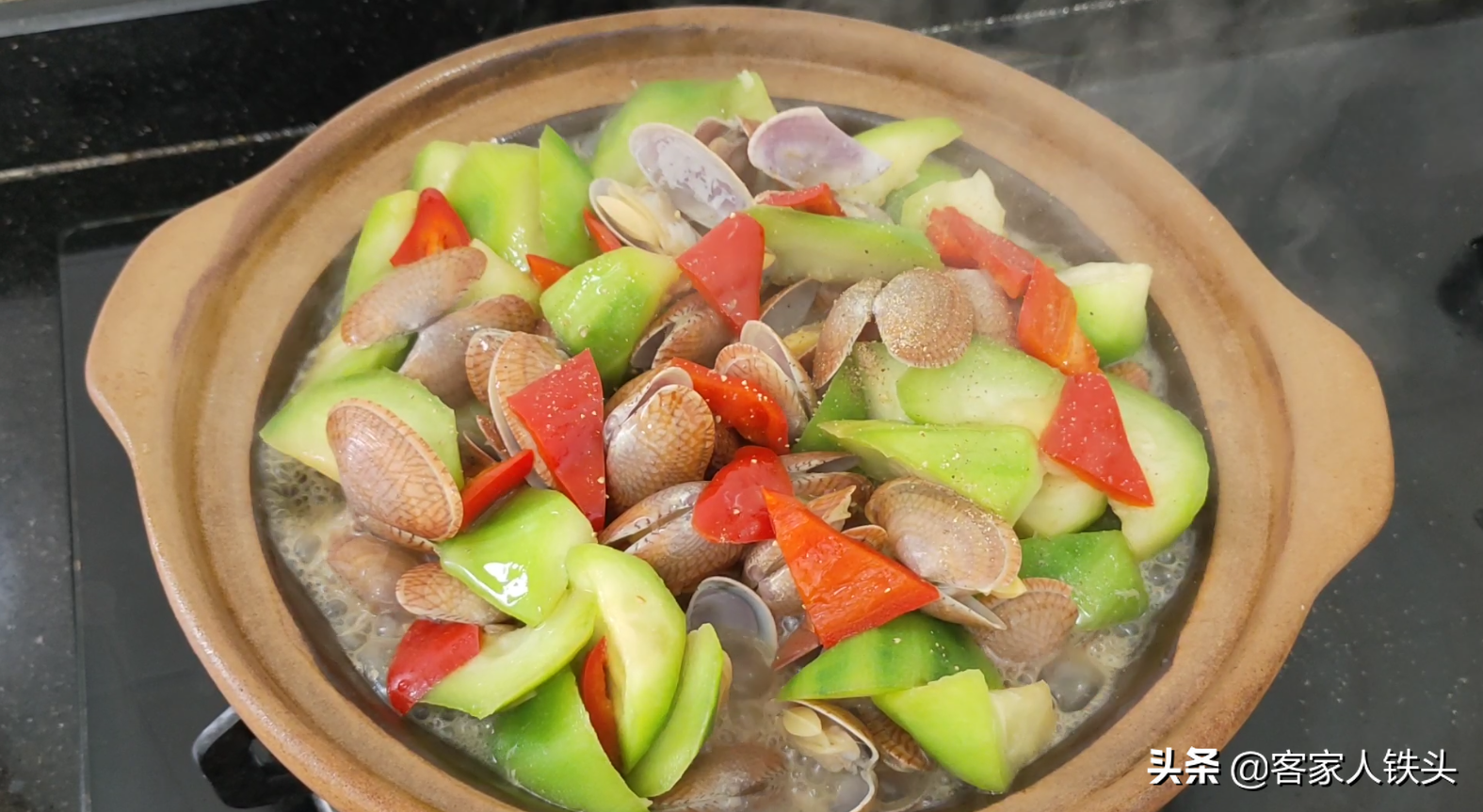 6月天热多给家人吃丝瓜，配上花甲做一锅，多汁味美，营养又下饭