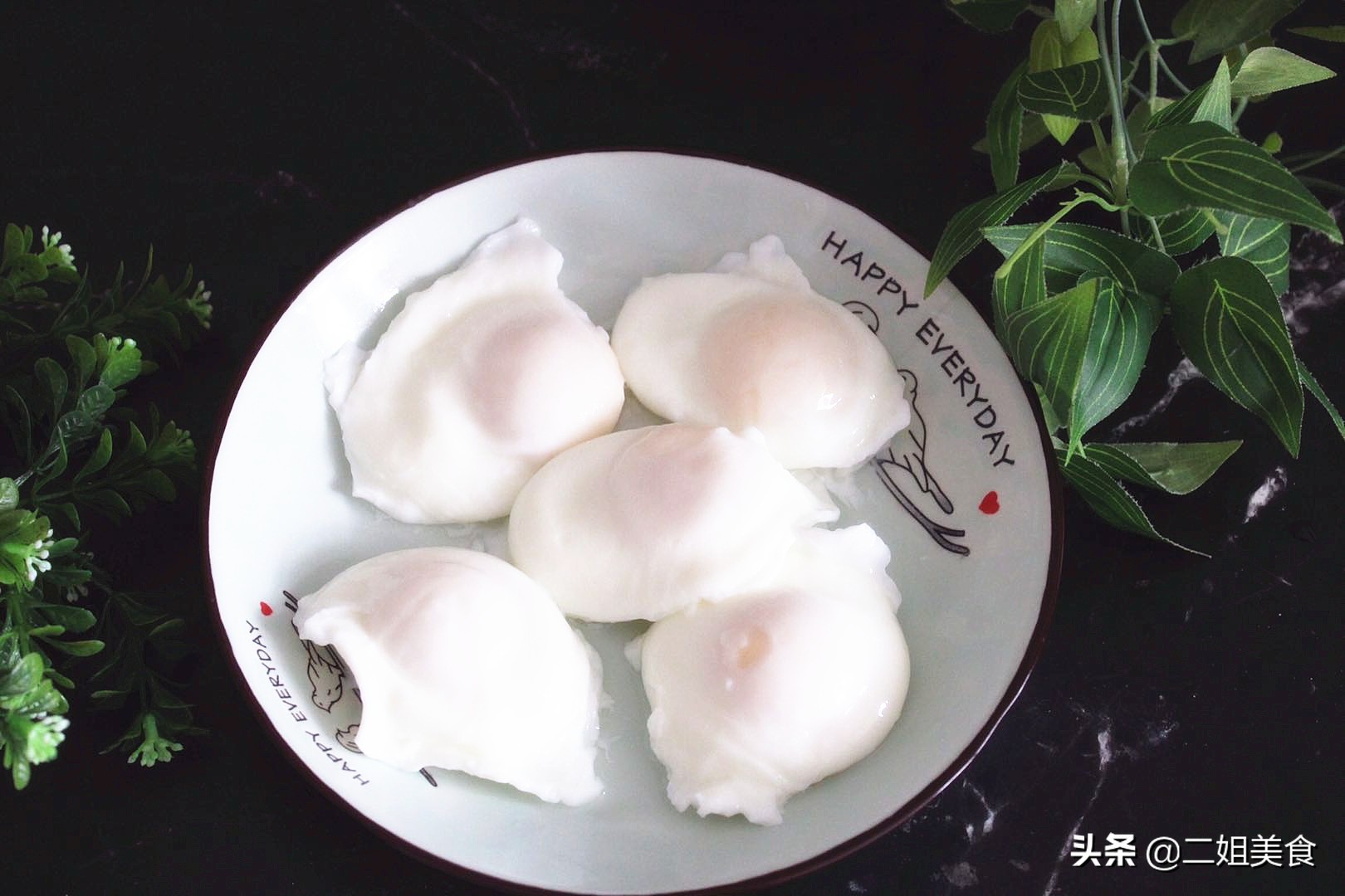 水煮荷包蛋，水开下锅煮是错的！大厨教您一个妙招，不散花还完整