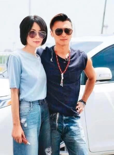 Wang Fei thanks thunderbolt sharp edge low-key sweetness is the same as casing, century of 21 years of emersion is lain between to pull a hand when, 