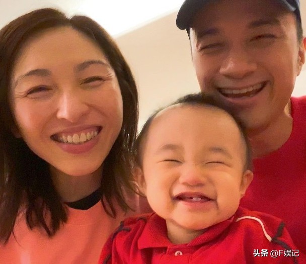 古巨基夫婦帶兒子出門郊遊兒子打扮得像小公主一樣可愛