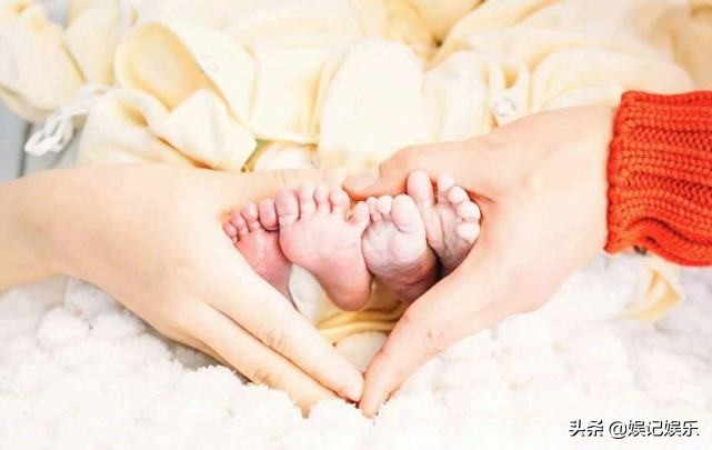 张杰陪谢娜生产后回归，晒打球视频小狗抢镜，