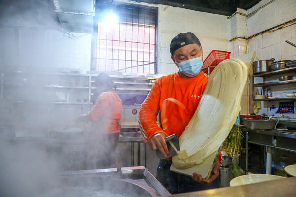 開封這家“無聲面館”開張10年只招聾啞人，老板：想幫他們學會一門手藝
