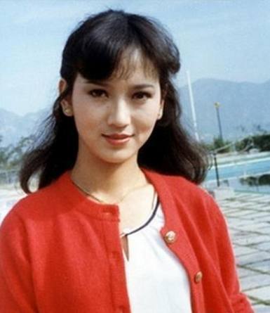 女神赵雅芝，远没你想象的那样单纯，三段情史无缝衔接，她凭什么