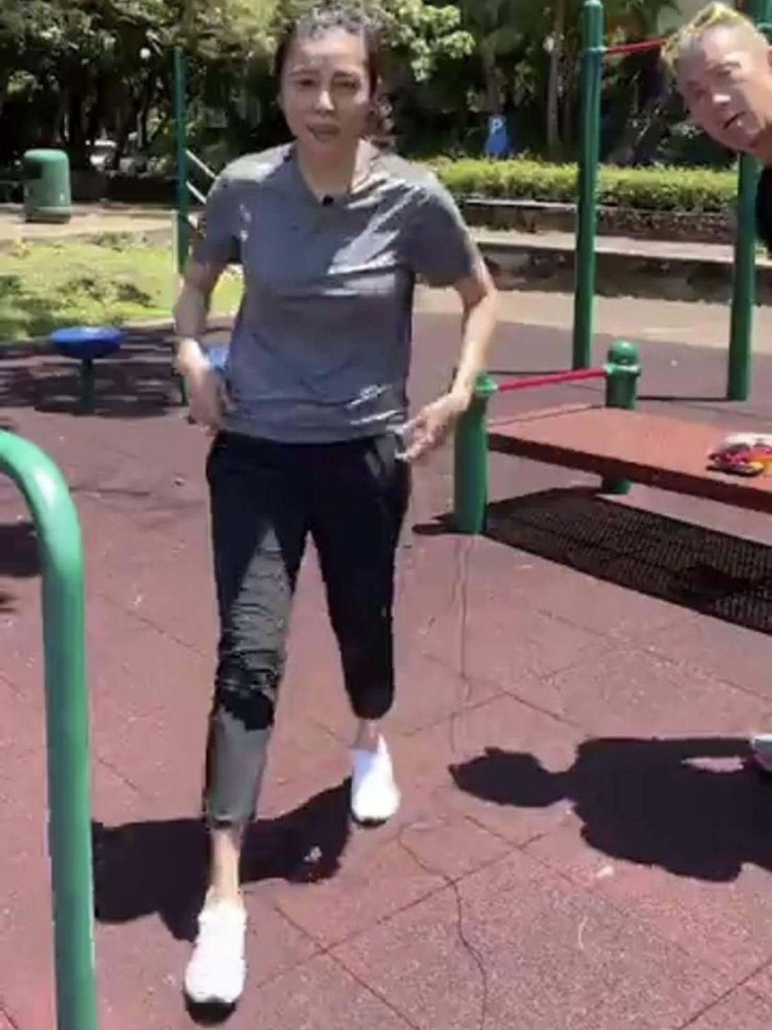 前TVB花旦直播失策露出肚腩，网友笑其幸福肥，老公意外出镜
