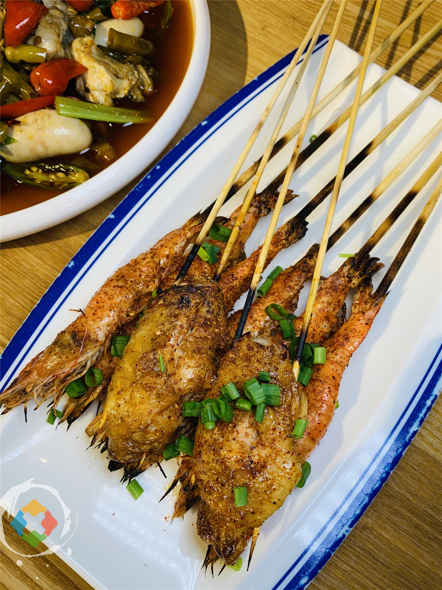 为什么重庆人要在大排档养生？一边吃着小龙虾生蚝，一边喝着热粥