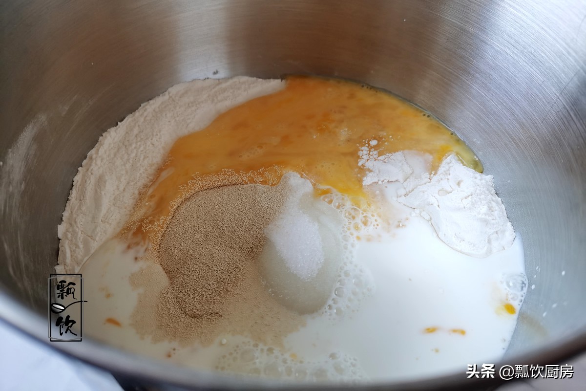 孩子爱吃甜甜圈，一斤面粉炸一堆，巧克力融化后一蘸，和买的一样