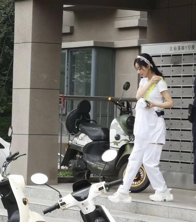 《中餐厅》路透照，赵丽颖逛小区疑似心情不佳