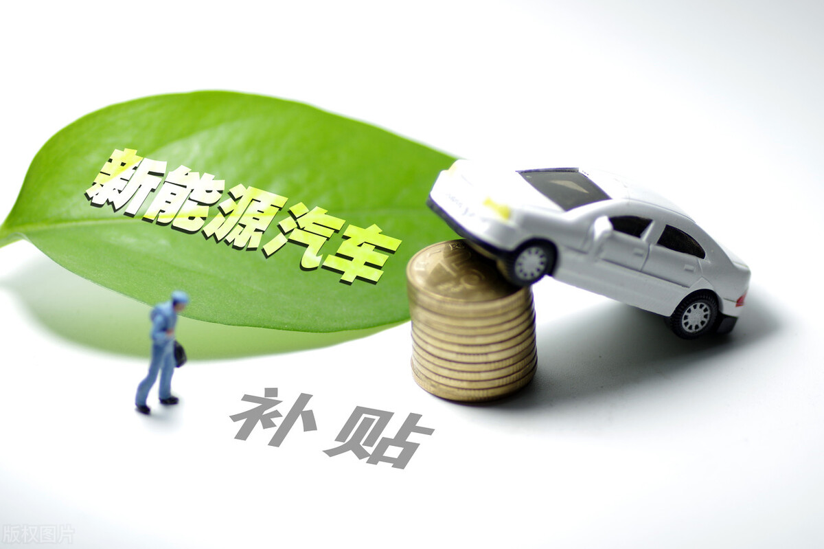 7月回到枯荣线，经济刺激预期，沪指上涨1.5%，成交额破万亿