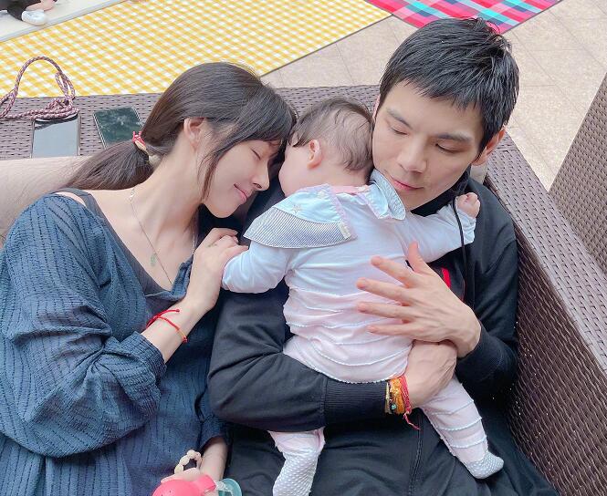 向佐父亲节晒全家福照，期待重聚中夹杂担忧，向太逃离台北疑受阻