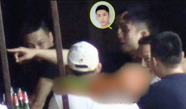 黄景瑜街头撸串，喝醉酒后对身旁男友人搂腰勾脖放飞自我