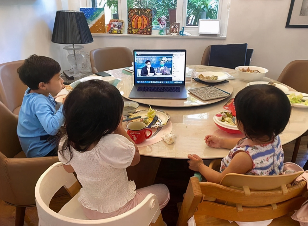 霍啟剛郭晶晶一家逛花市畫面溫馨，大兒子牽著倆妹妹超有哥哥範