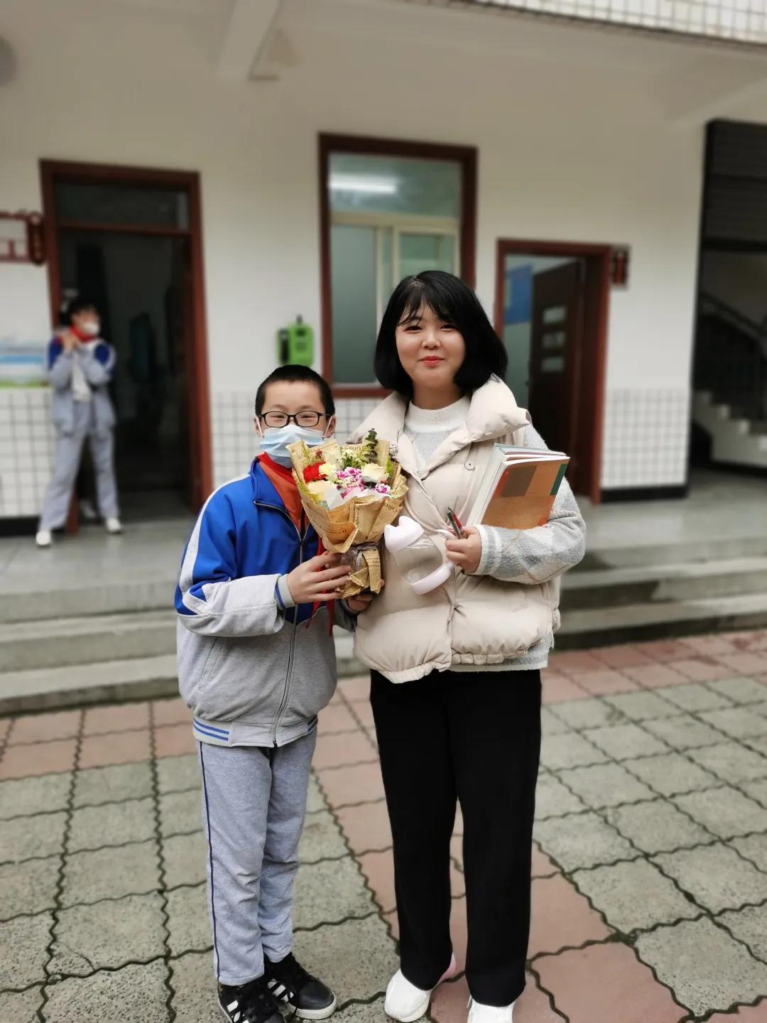 春风十里 不如有您——记成都高新区中和小学主题升旗仪式