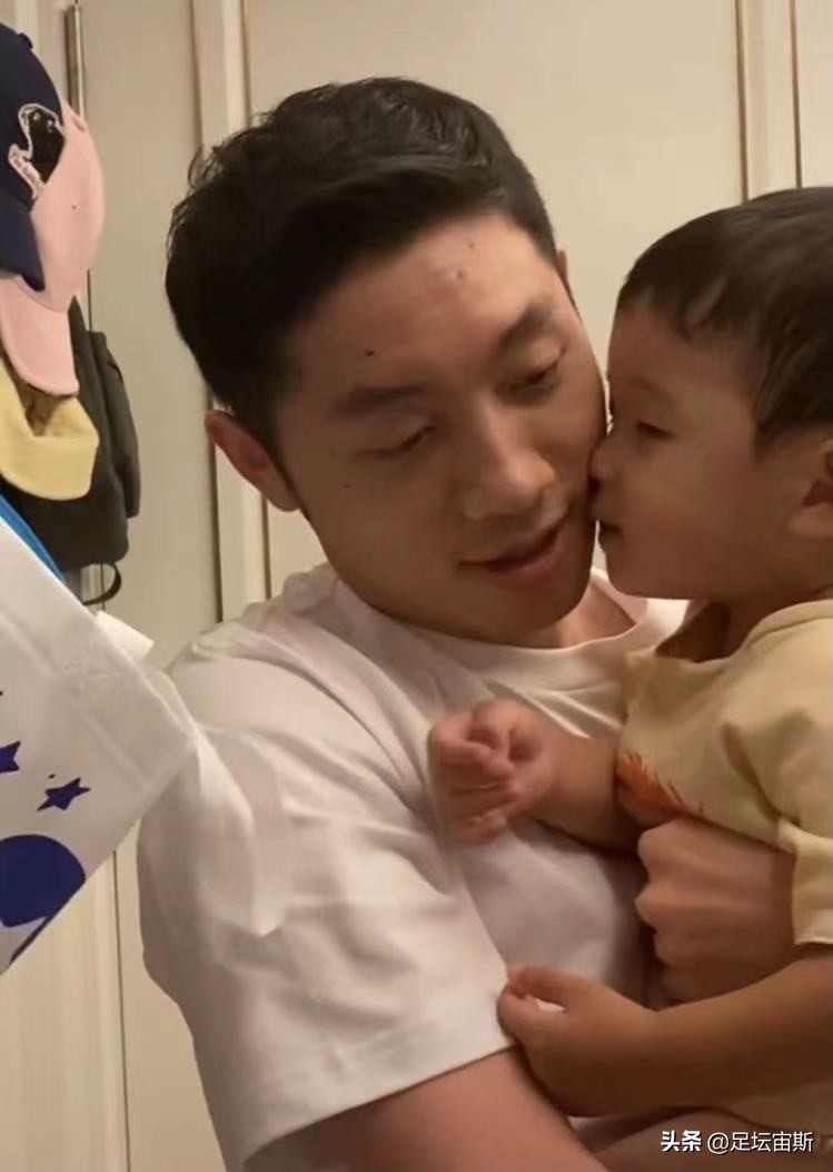 儿子见许昕主动求抱，奥运冠军给爱子送车索吻
