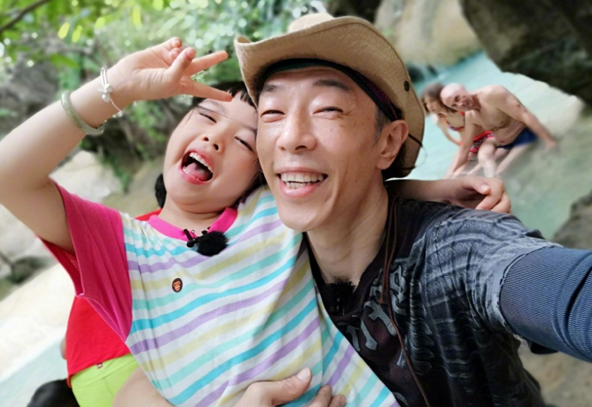 朱茵曬女兒近照，和爸爸宛如“複製粘貼”，只可惜了女神的好基因