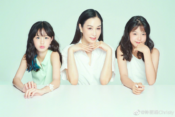 50岁钟丽缇携两女儿登时尚写真！姐妹俩太长脸，高级又时尚气质赞