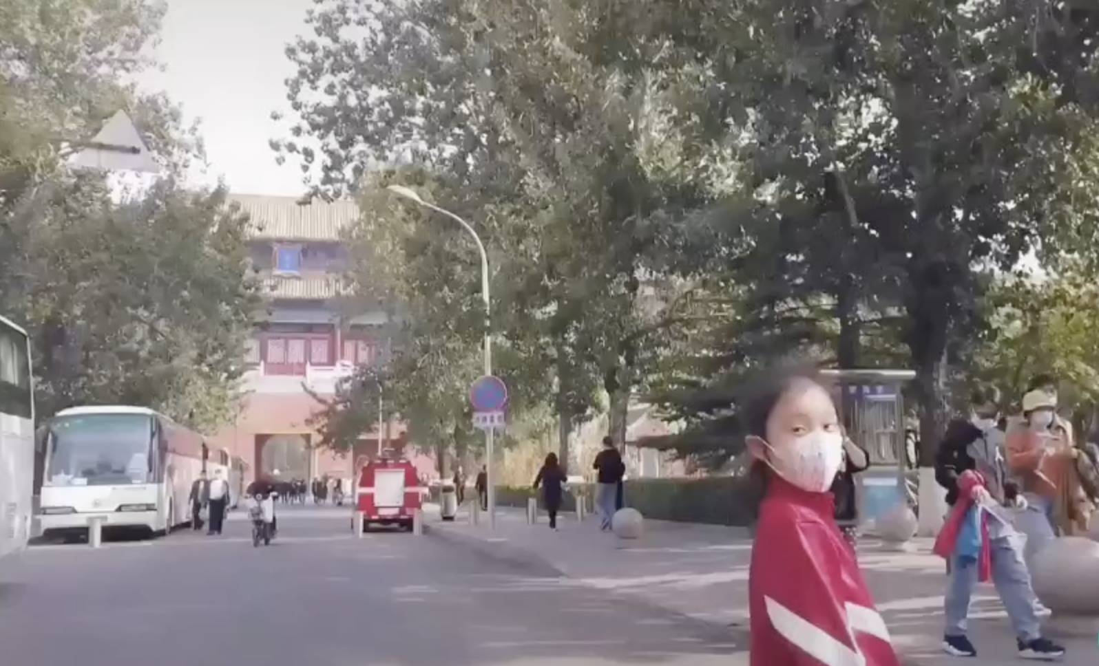 李小璐帶女兒遊故宮，甜馨輕鬆翻跟頭，被媽媽背在背上互動溫馨