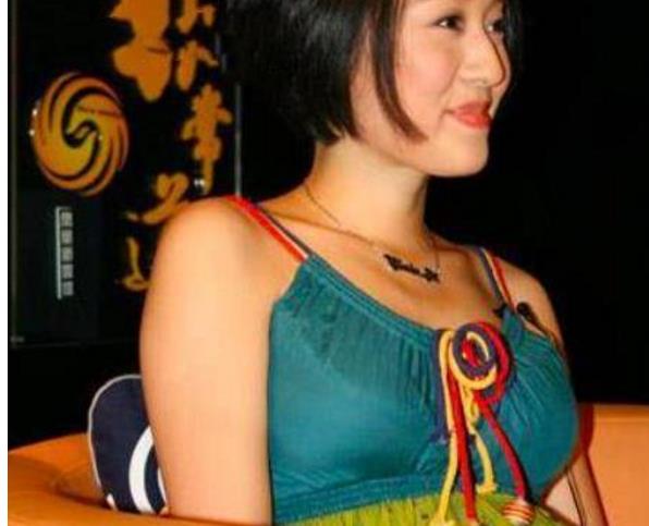 马伊琍昔日待产照曝出，文章老婆挺孕肚接受采访，脸上充满着甜蜜