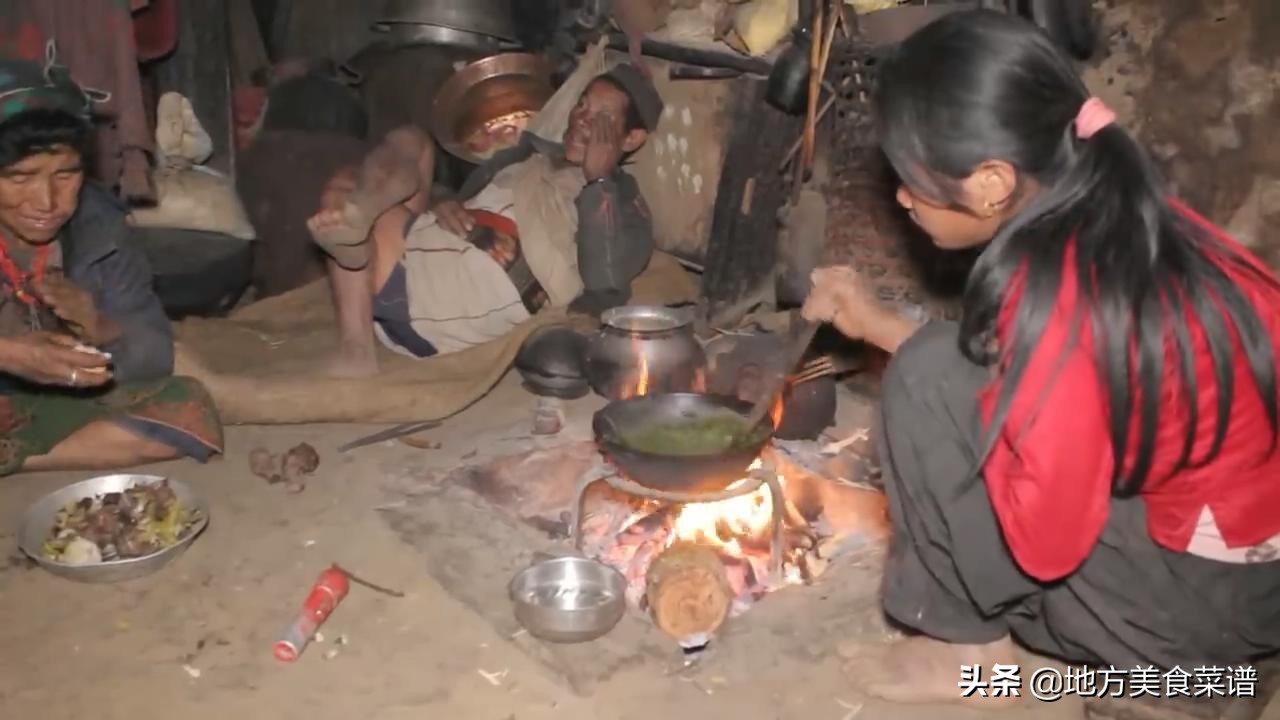 尼泊尔山区小姑娘大冬天摘野菜，回家还要煮饭炒菜，看着让人心疼