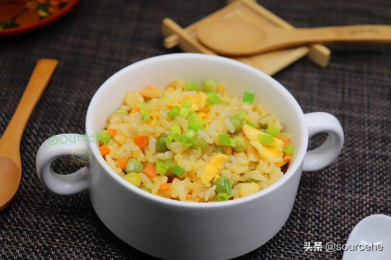 蛋炒飯時多加一步，米飯變金黃色，粒粒分明潤而不膩，出奇美味