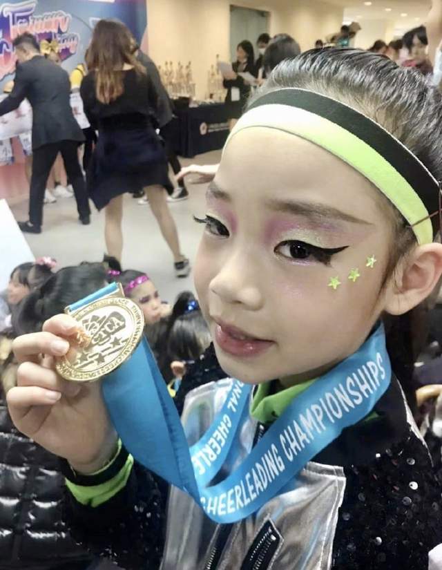 小s官宣小女兒嘻哈舞蹈拿金牌，網友調侃林志玲輸了again