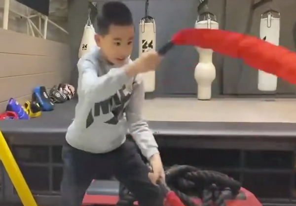 巨星赵文卓晒娃，儿子体商随爸爸，女儿年花80万留学也超优秀