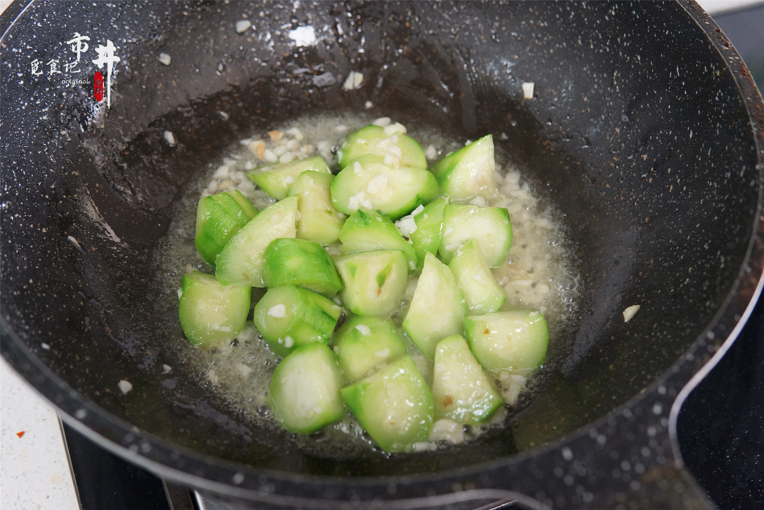 夏天没胃口，用丝瓜和油条巧搭配，想不到的好吃，次次吃不烦
