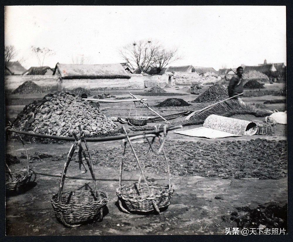 1914年河南开封老照片 收花生和卖干粪的当地人