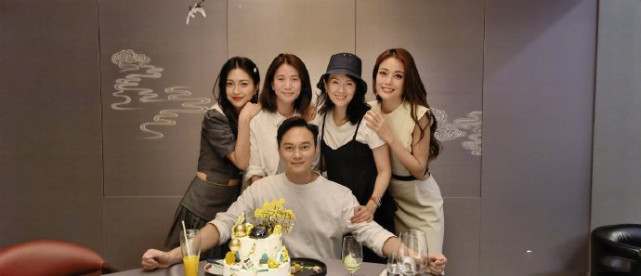 袁咏仪携章子怡容祖儿等为老公庆生，她无惧被艳压素颜出镜超自信