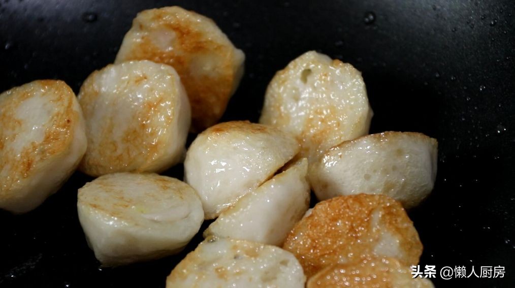 魚丸不用燒湯，撒點花生米拌一下，比燙火鍋得更好吃，吃起來更香