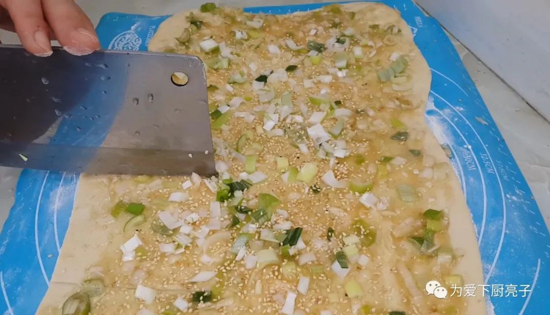 烙千層餅時，切記不要放小蔥，教你一招柔軟勁道，吃著真過癮