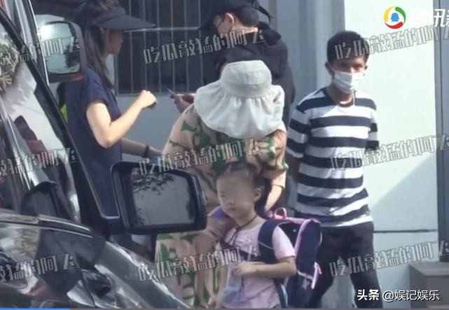 张杰谢娜接娃放学，3岁女儿首露脸，皮肤白皙，模样清秀像爸爸