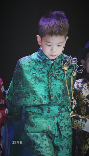 霍思燕兒子音樂劇表演高清照曝光，嗯哼自己寫歌還領舞，星範十足