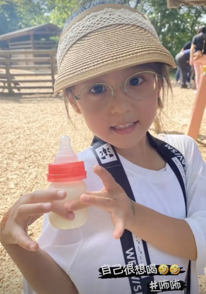 賈靜雯帶三個女兒牧場遊玩，梧桐妹雙手拎起咘咘波妞，姐姐力max