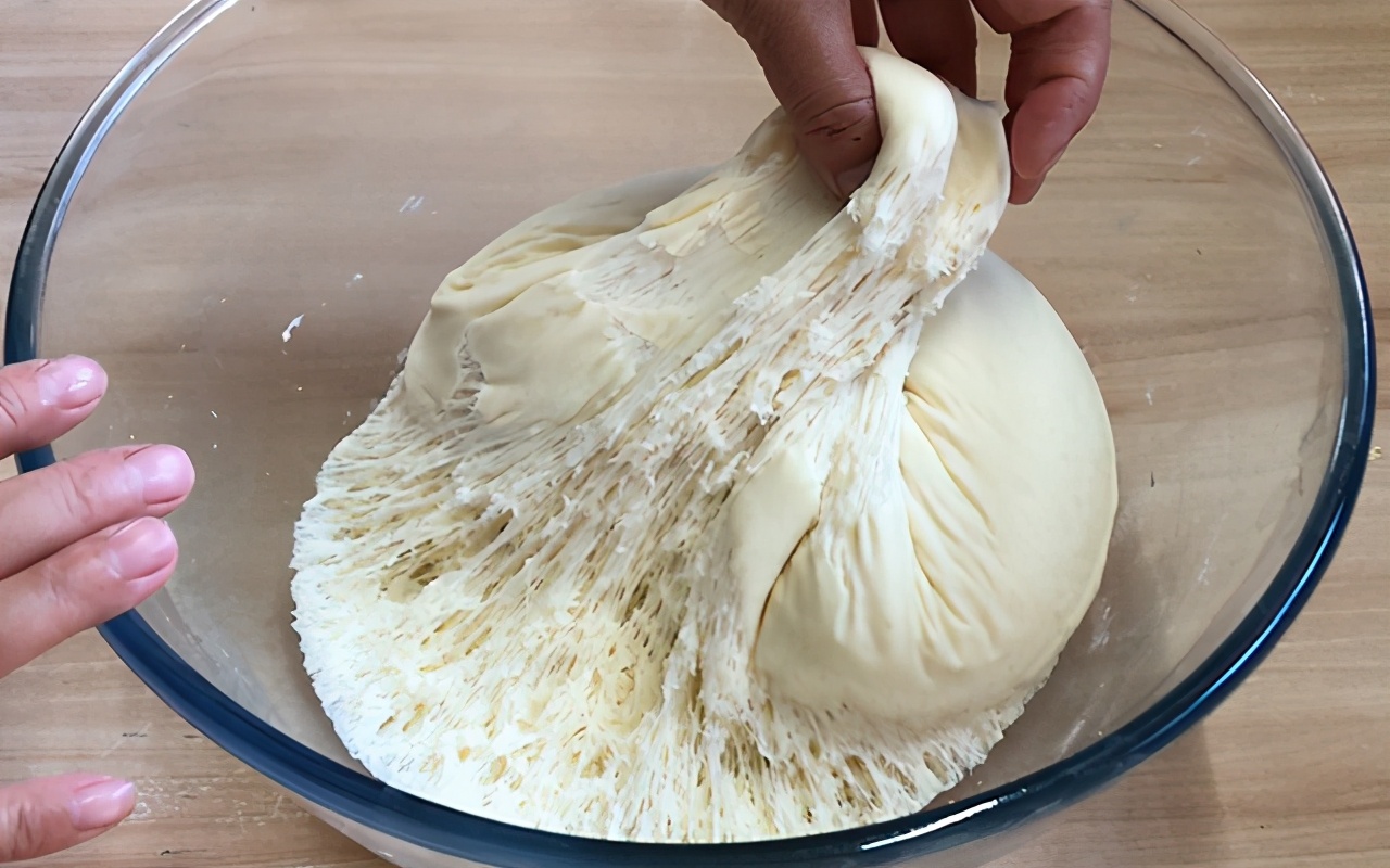 第一次這樣做甜甜圈，色澤金黃，外酥內軟，做法簡單，無需烤箱
