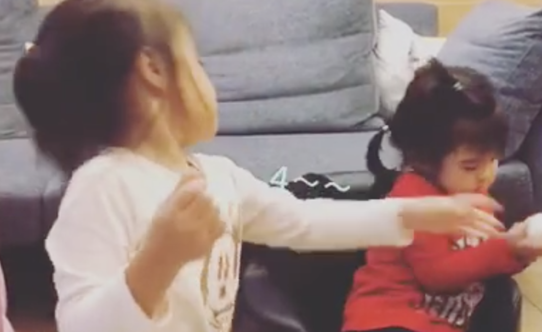 明星二胎也不易：森碟處處針對弟弟，賈靜雯家波妞把咘咘打哭