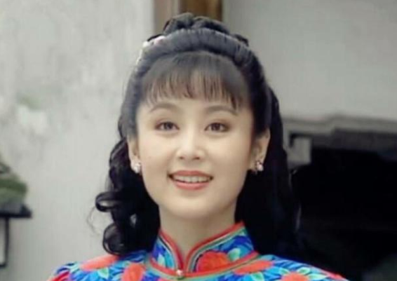靠怀孕抢走陈凯歌，嘲笑倪萍是老女人，陈红怎么越来越像倪萍了？
