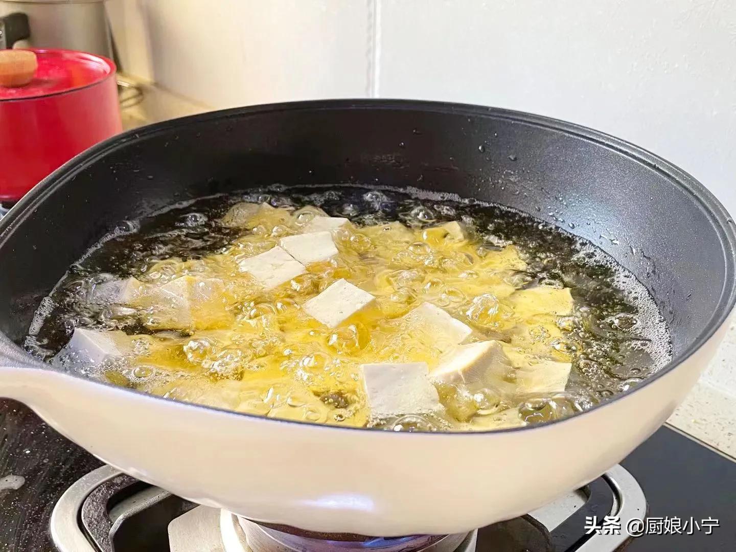 炸油豆腐裹麵粉還是蛋液？ 都不對！ 這樣做金黃起泡，上桌搶著吃