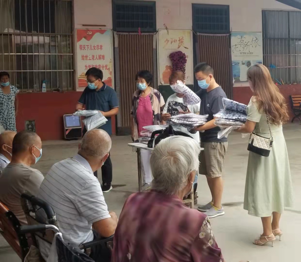 峪河四街服装厂：暴雨受灾后还力所能及捐赠物资帮助家乡共渡难关