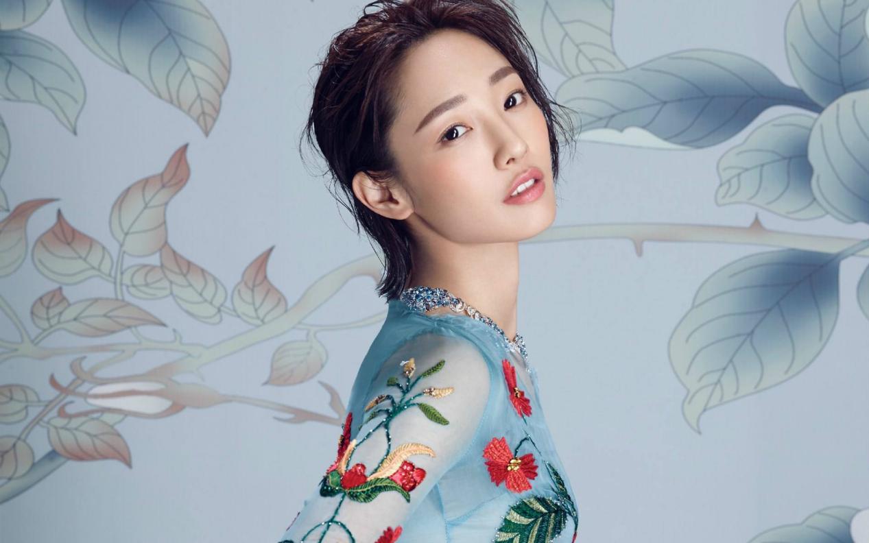 白百何再爆新恋情！深夜被神秘男子搂腰举止亲