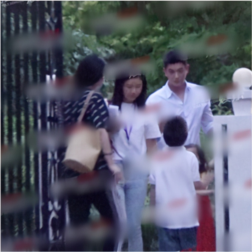 杜江獨自送兩個孩子出門，依依不捨神秘小女孩，真不是對方父親嗎