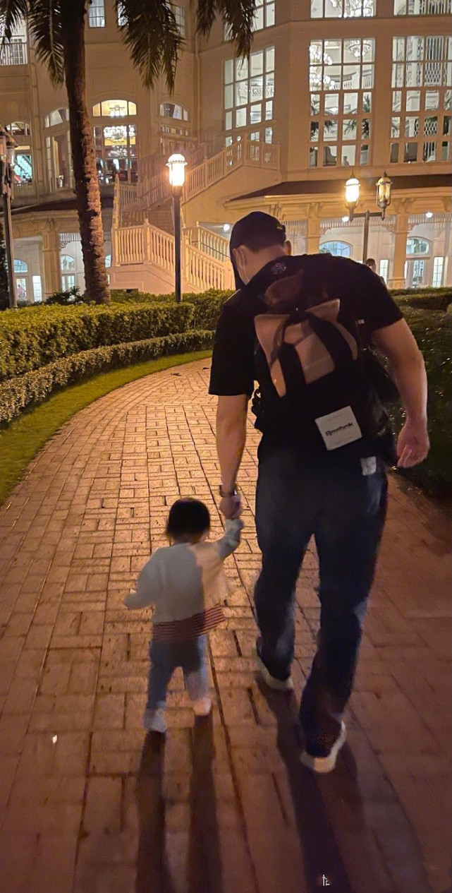 杨怡罗仲谦互庆生日，晒一家三口温馨日常，1岁女儿颜值高像爸爸