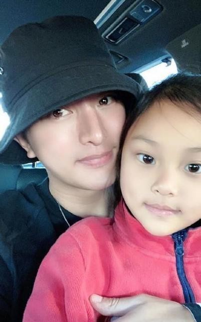 李小璐送女兒去演出彩排，曬母女合影，笑容如復制粘貼