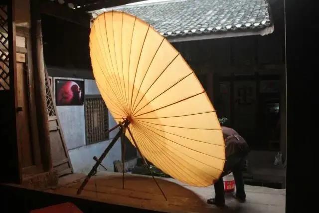 这把油纸伞，泸州人打了三百多年……