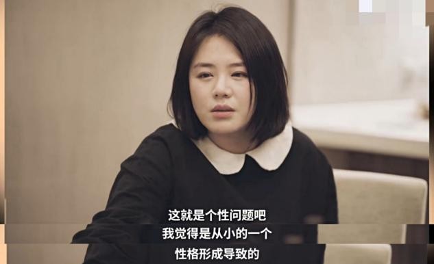 马思纯身材又发福？在路边等车没星味，首谈抑