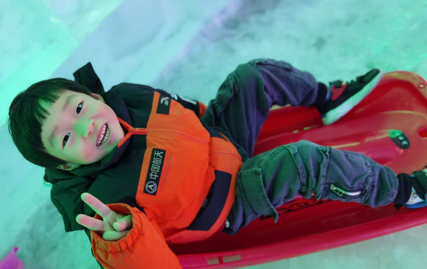 鄒市明一家四口遊哈爾濱，冉瑩穎曬照紀念，和兒子們一起吃冰棍