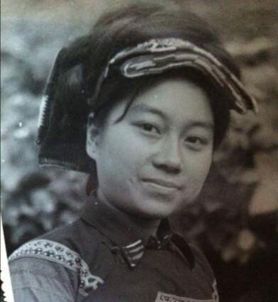 吉克隽逸与少数民族妈妈合照，两人肤色相当，传统民族服饰超惊艳