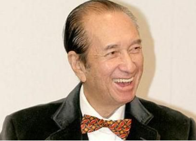 赌王78岁生下的孩子何超欣，被疑是与利智所生，网友：太像了